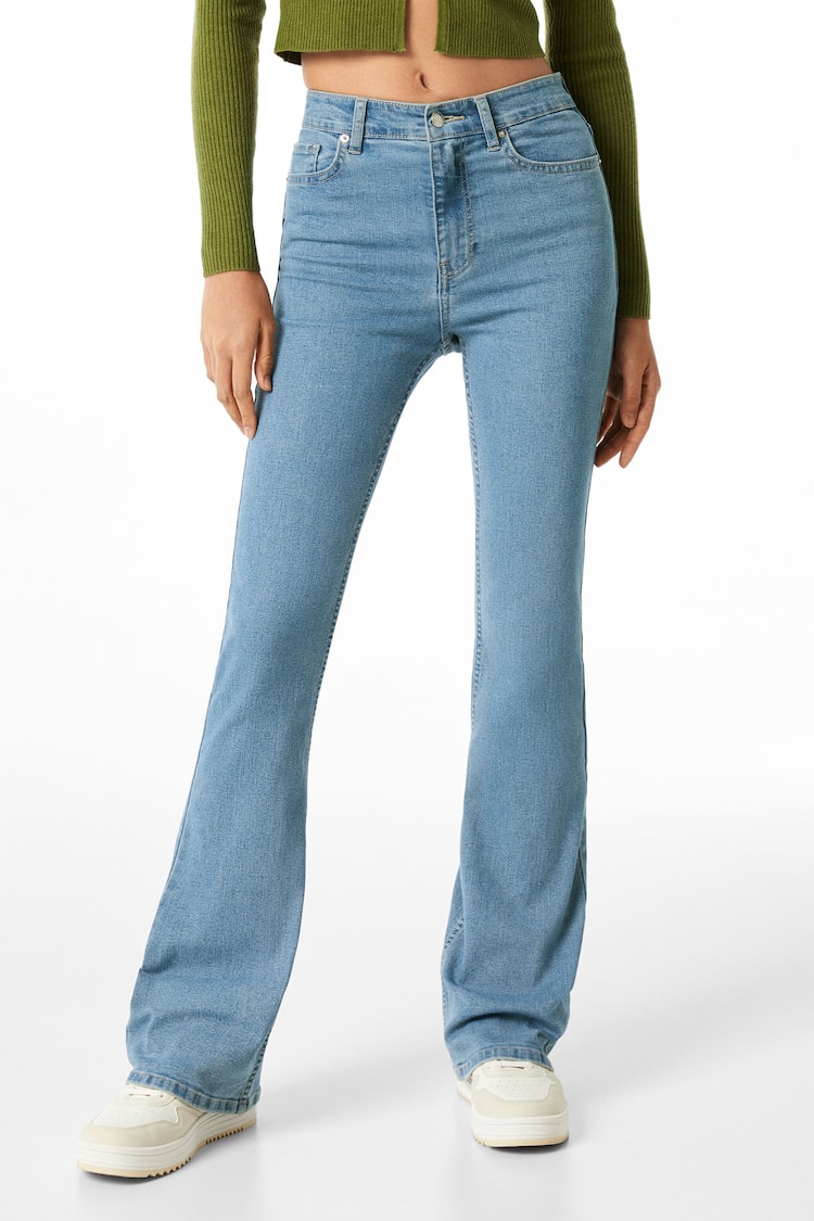 Jeans flare ajustado
