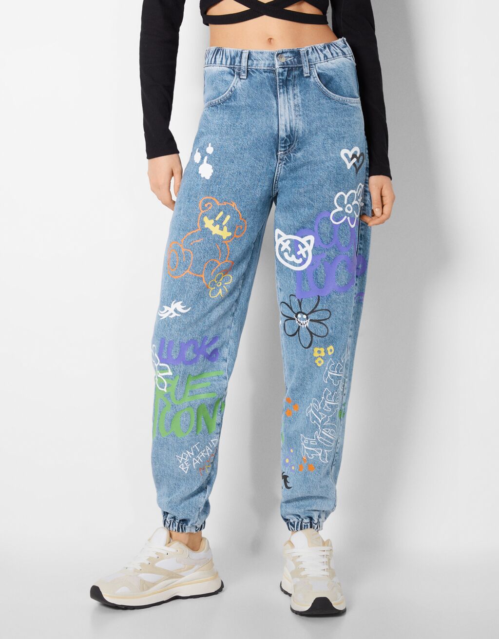 Teplákové džínsy s graffiti potlačou