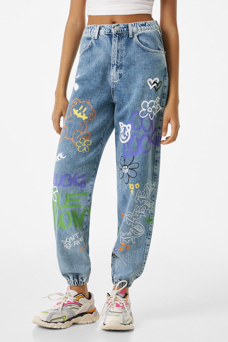 Športne hlače iz džinsa s potiskom grafitov