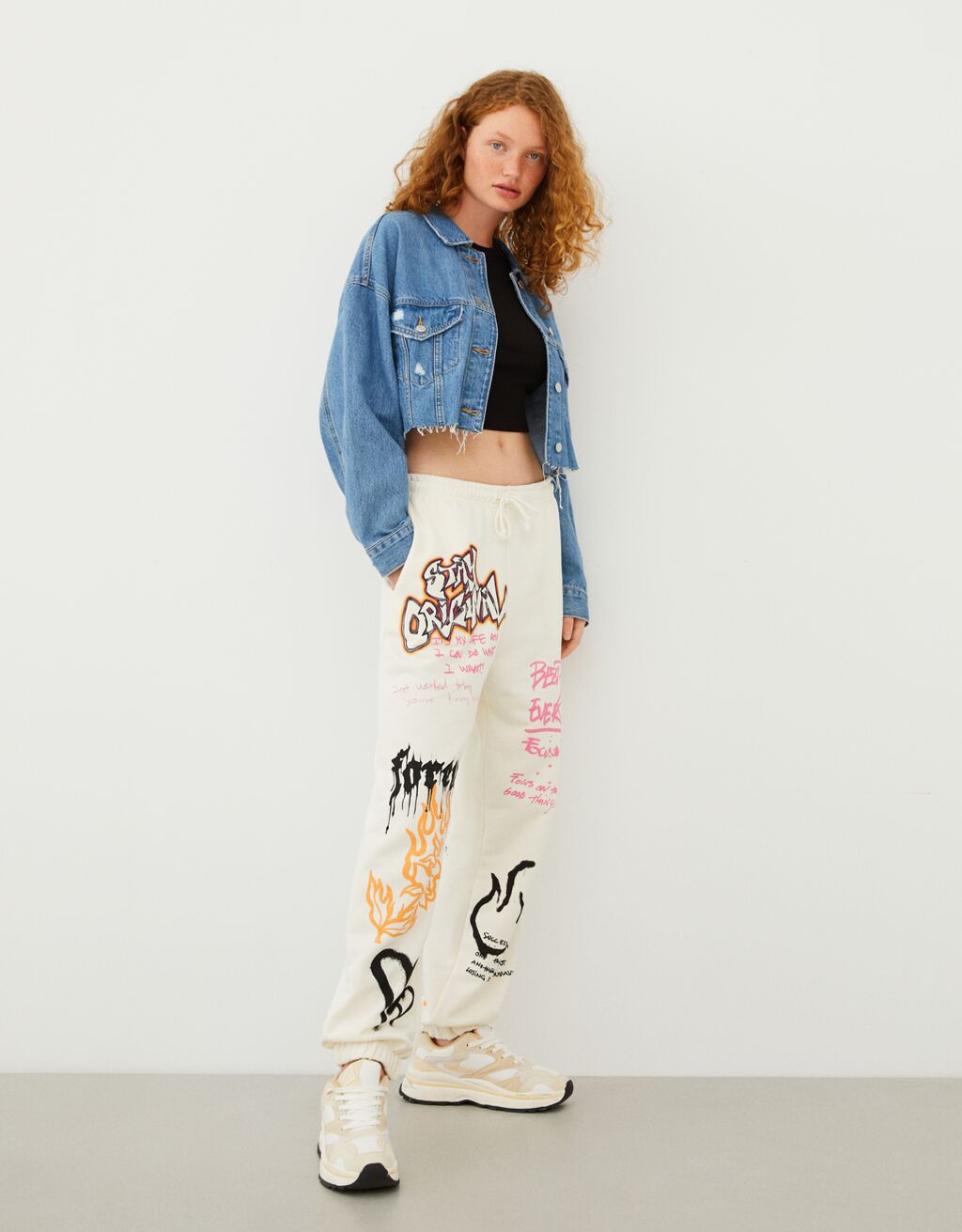 Панталон джогър с щампа на графити