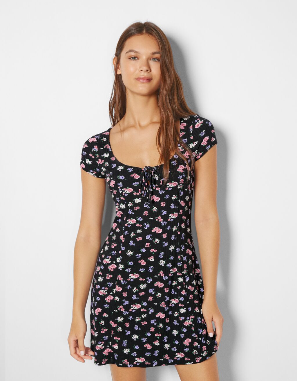 Kvetované mini šaty
