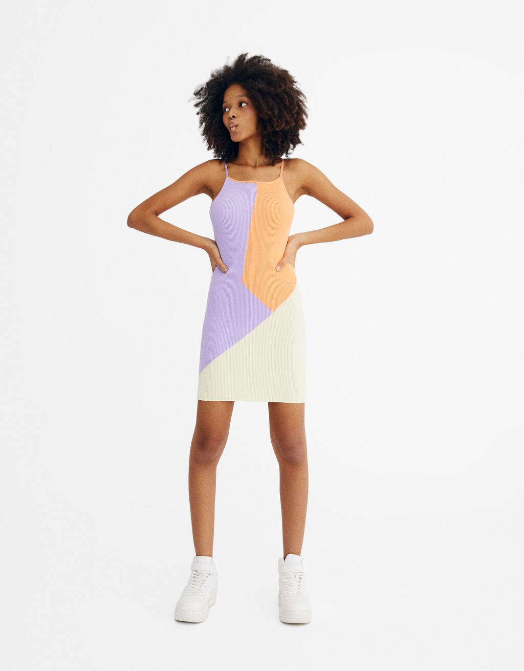 Trojbarevné mini šaty na ramínka