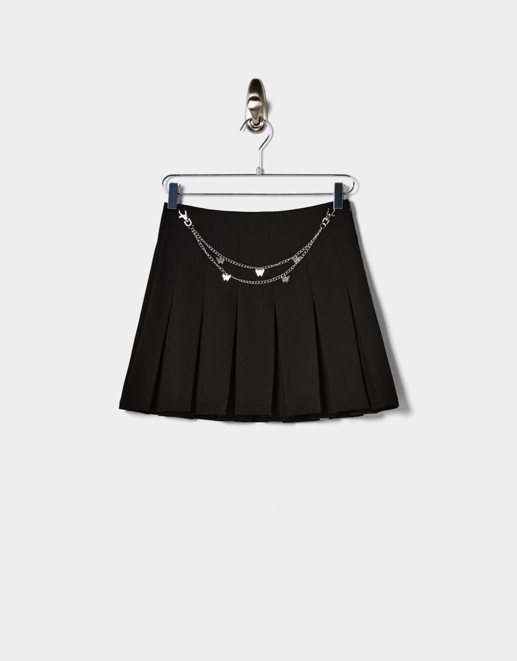 Skladaná mini sukňa s ozdobnou retiazkou