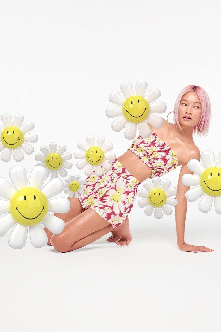 Topp med blommigt Smiley®-tryck