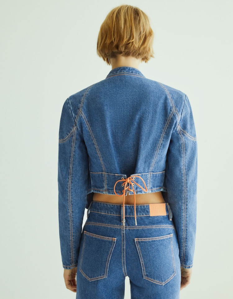 Džinsa baikeru stila jaka ar kontrastējošu pavedienu ‘NEXTEVO X BERSHKA’