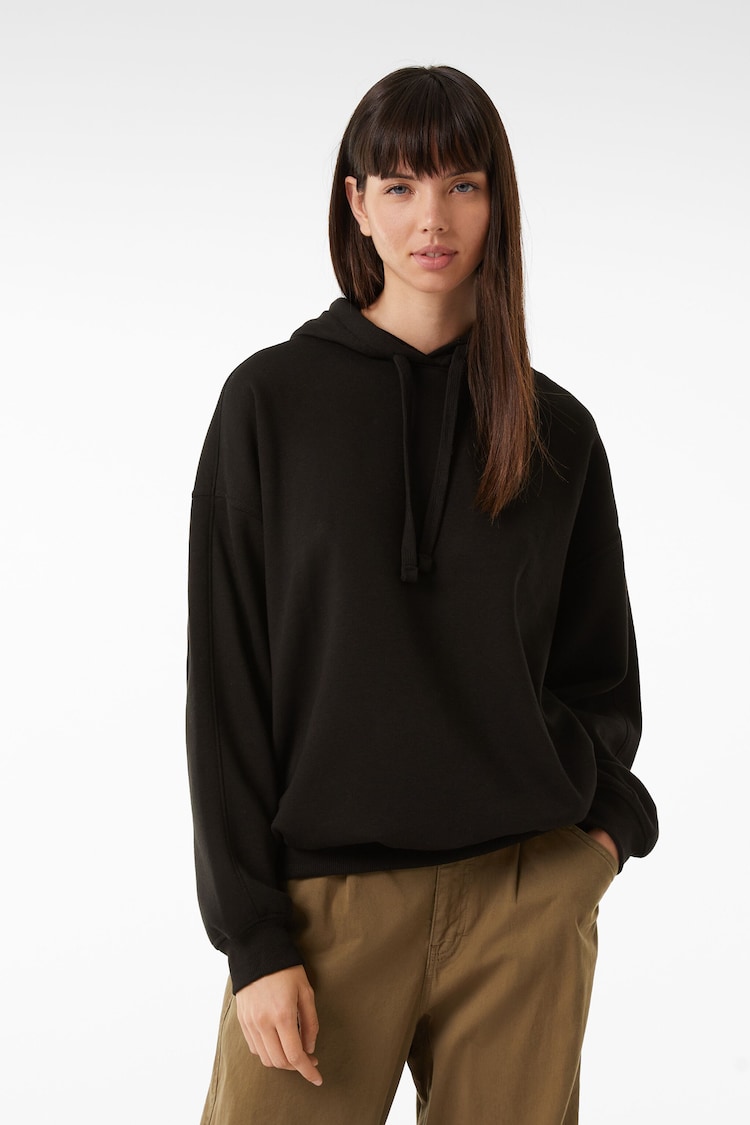 ‘Oversize’ stila džemperis ar kapuci