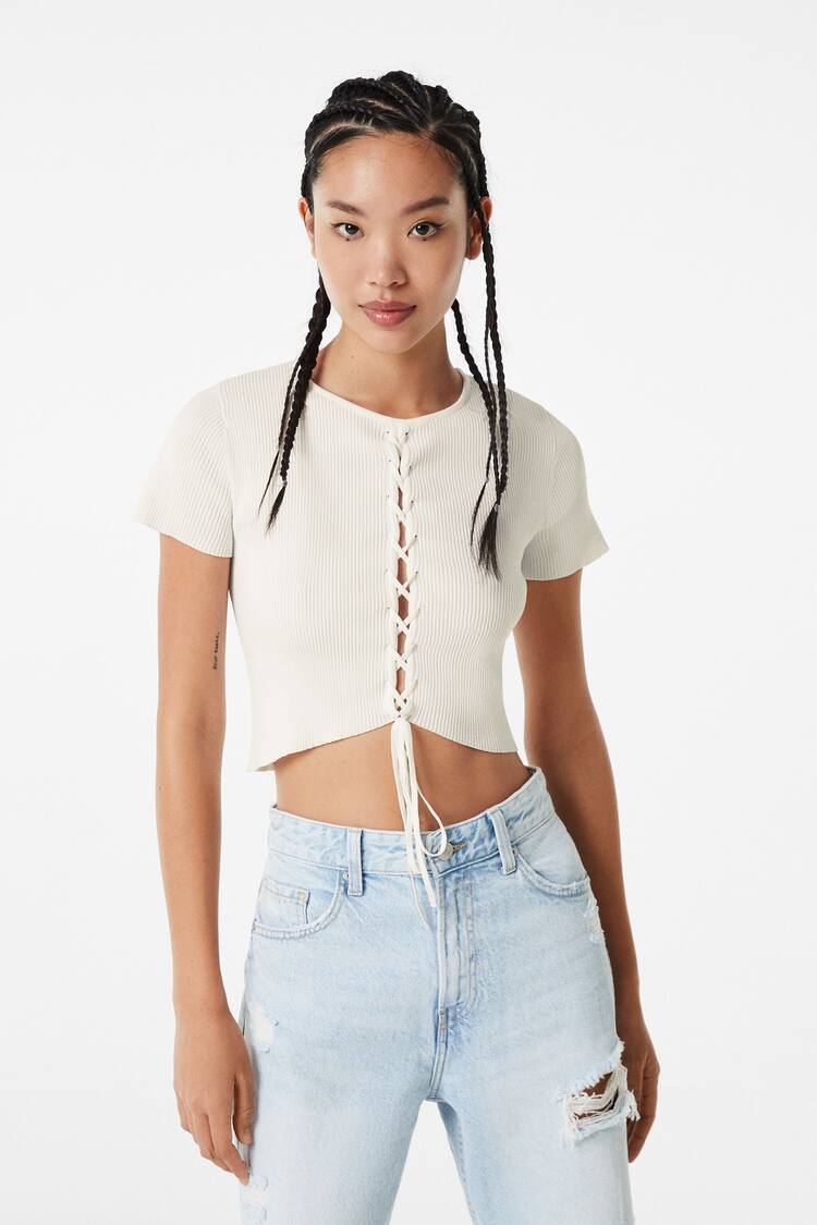 Short sleeve top with central lace-up