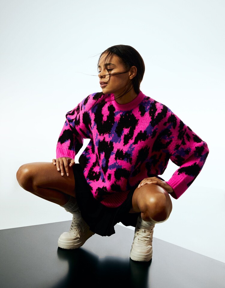 Žakard pulover z leopardjim potiskom