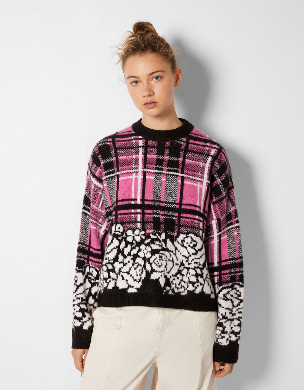 Sweater com decote redondo e quadrados flores
