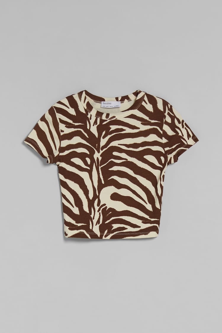 Short sleeve T-shirt with animal print.