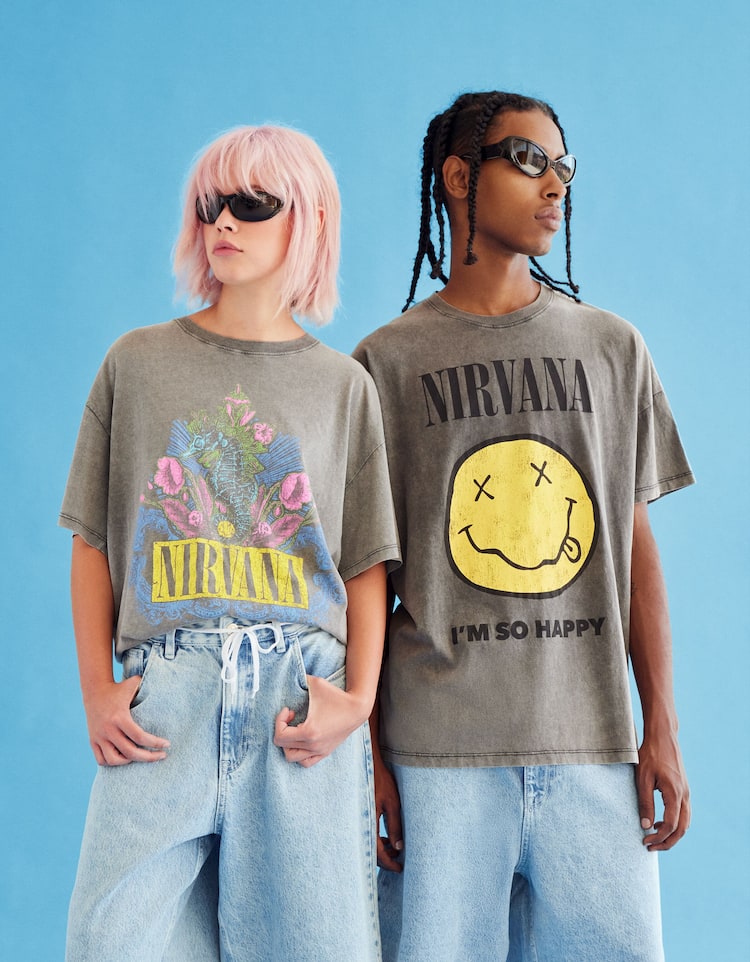 Bluzë me mëngë të shkurtra me logon e Nirvanave