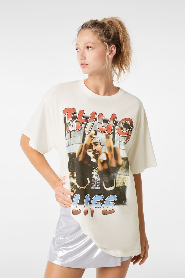 Lyhythihainen t-paita, jossa Tupac-painatus