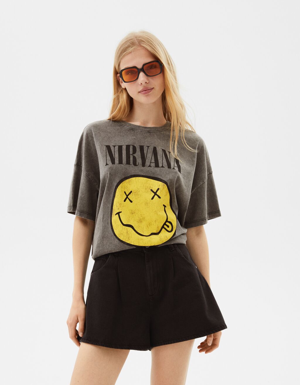 טי שירט עם שרוולים קצרים והדפס פרצוף שמח של Nirvana