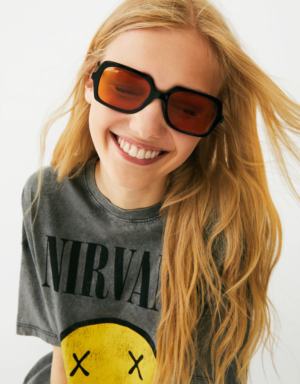 Camiseta manga curta Nirvana estampado happy face