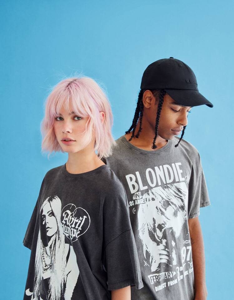 Bluzë me mëngë të shkurta dhe stampë “Blondie”