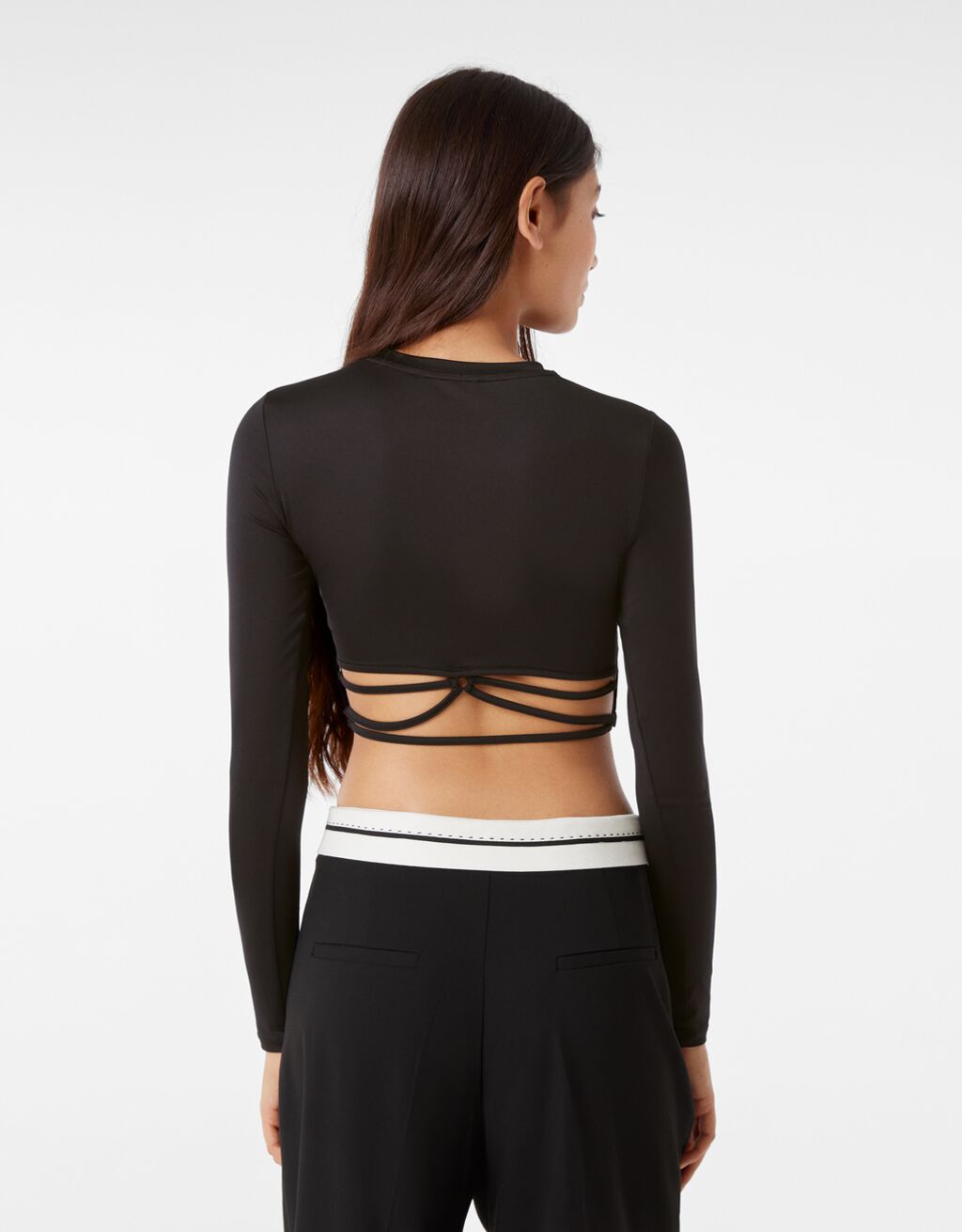 Long sleeve T-shirt with rings and straps at the back