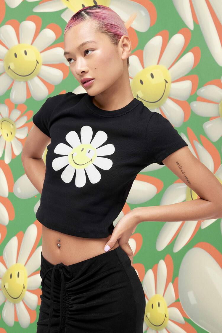 Kaus lengan pendek dengan motif bunga Smiley®