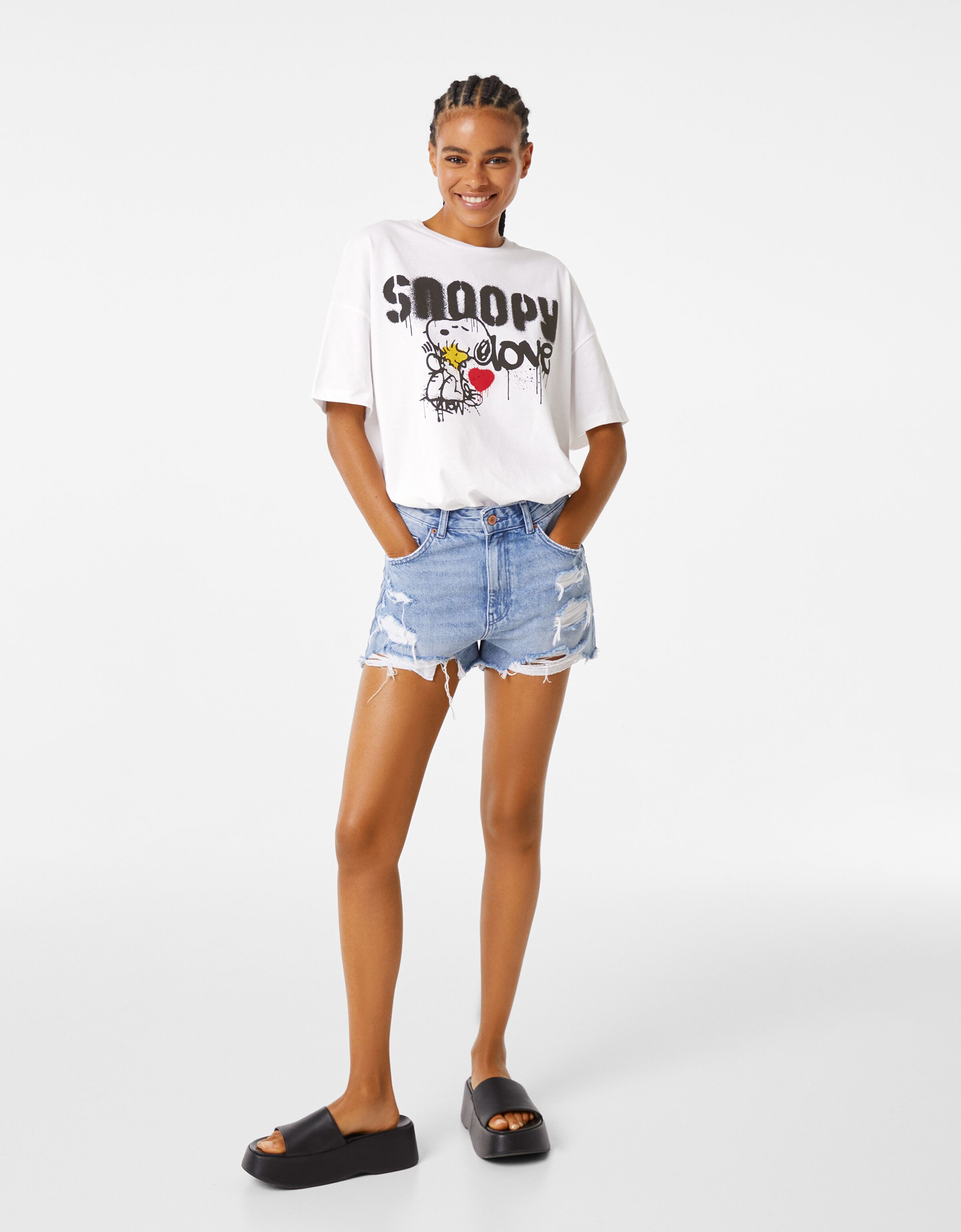 Short sleeve T-shirt featuring 'Snoopy 