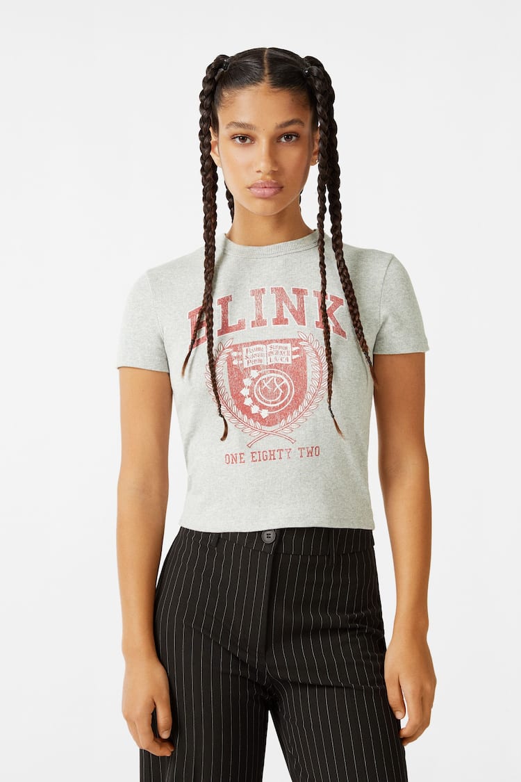 Bluzë me mëngë të shkurtra me stampim Blink182