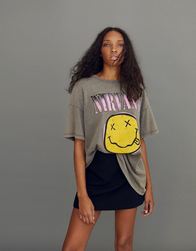 Kortärmad t-shirt med Nirvana-tryck