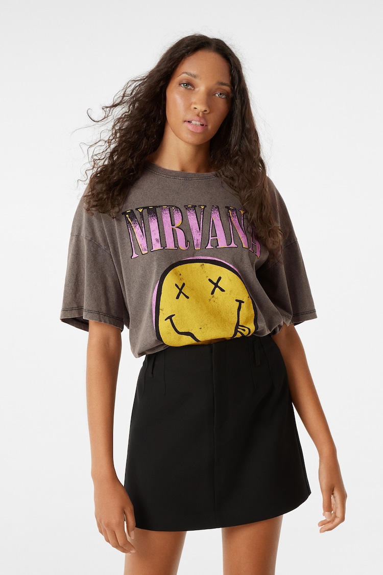 Marškinėliai su trumpomis rankovėmis ir „Nirvana“ raštu