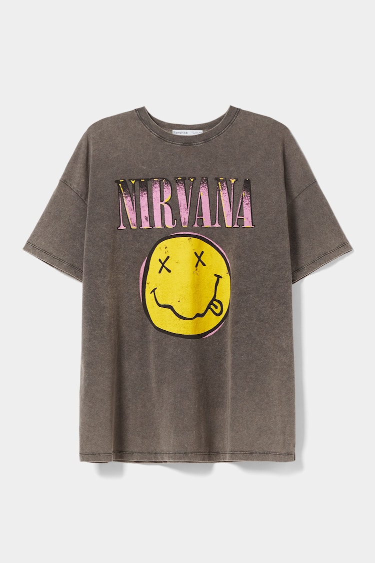 Bluzë me mëngë të shkurtra dhe imazh të Nirvanave