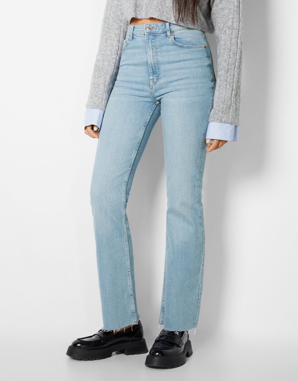 מכנסי ג'ינס comfort בגזרה ישרה עם שסעים בצדדים