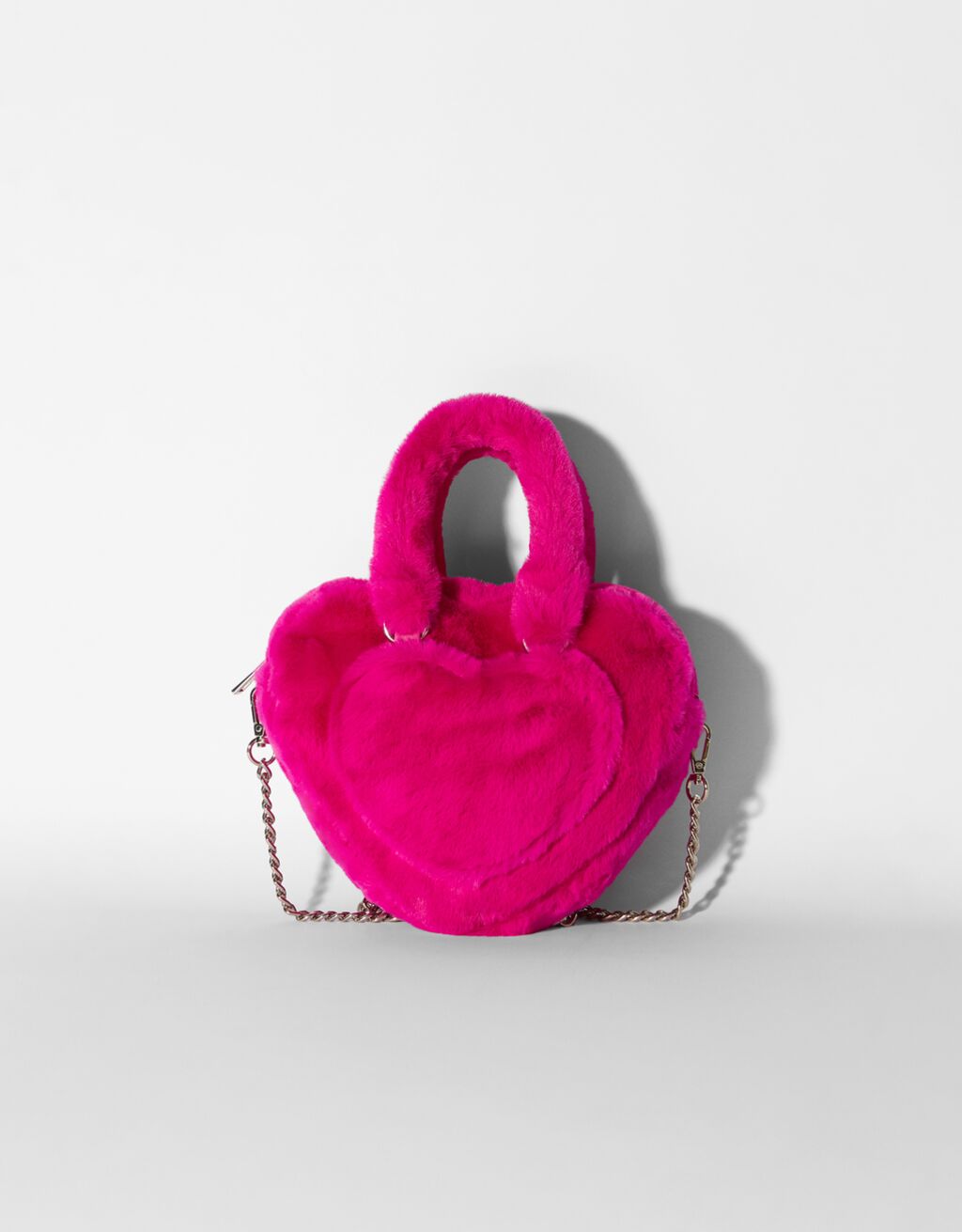 Srdcová kabelka přes rameno s řetízkovým popruhem a umělou kožešinou