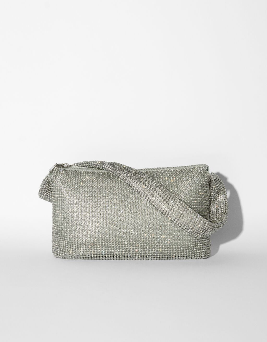 Štrasovaná kabelka s držadlem a detailem kroužku