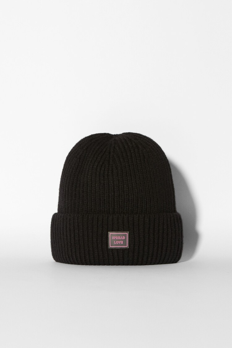 Short beanie with patch