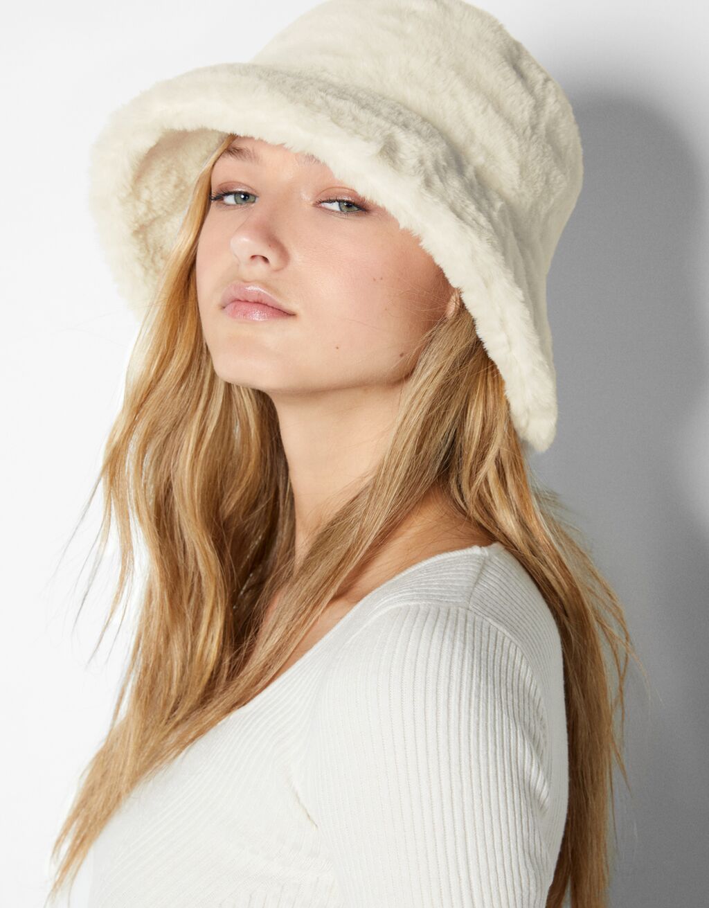 Faux fur bucket hat Woman Bershka