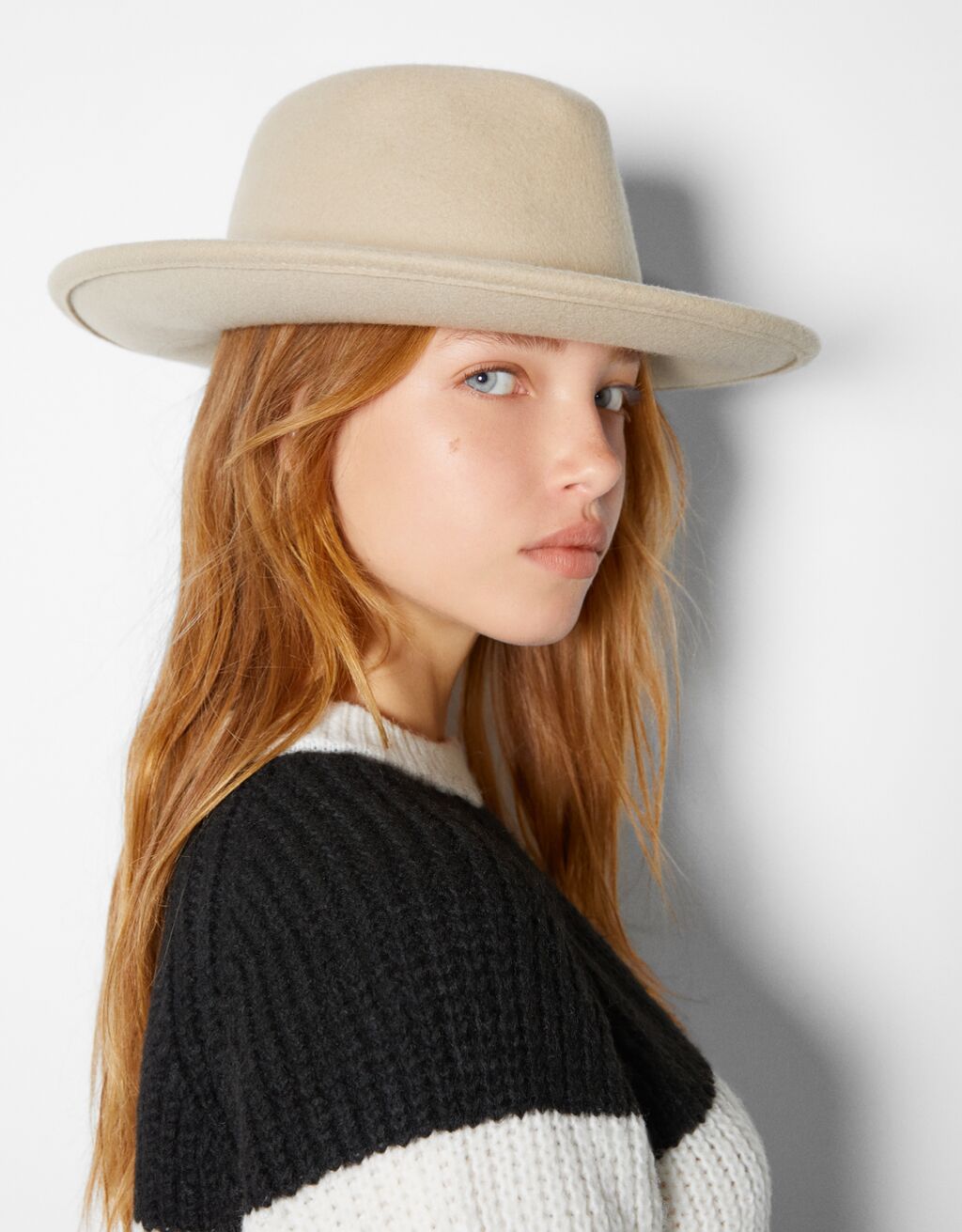 Monochrome hat Woman Bershka