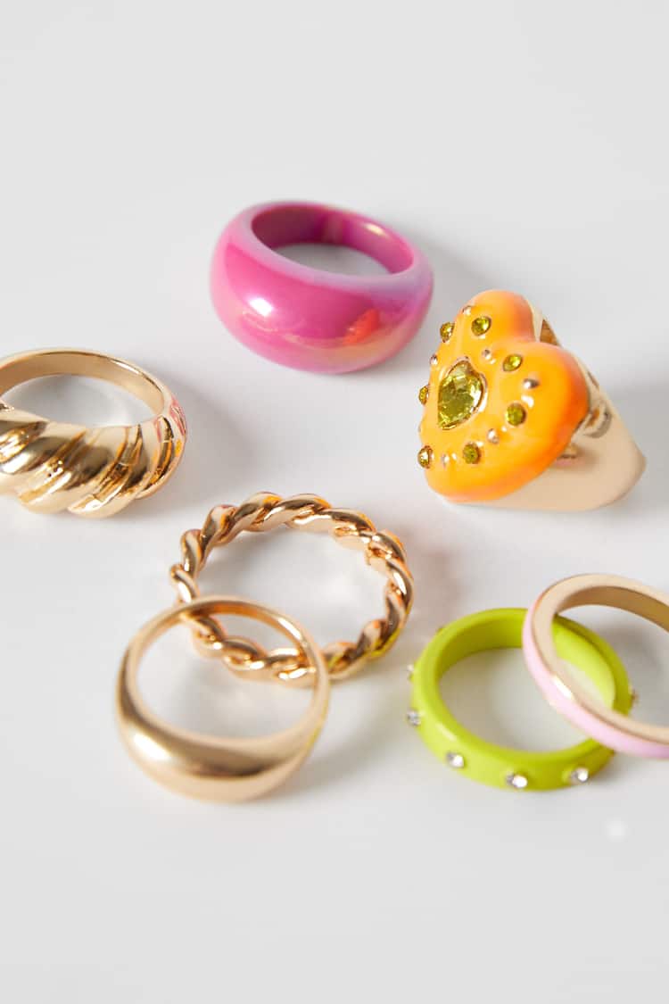 Set od 7 emajliranih prstena u boji s motivom srca