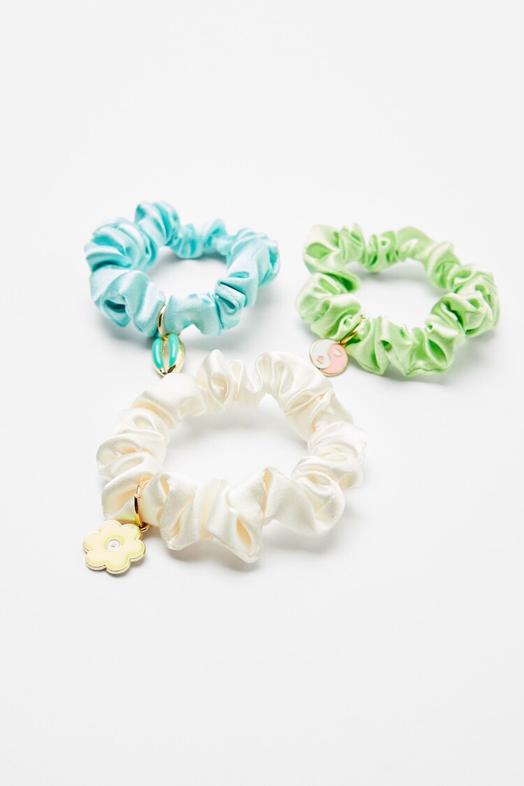 3-pack scrunchies med yin och yang-hängen