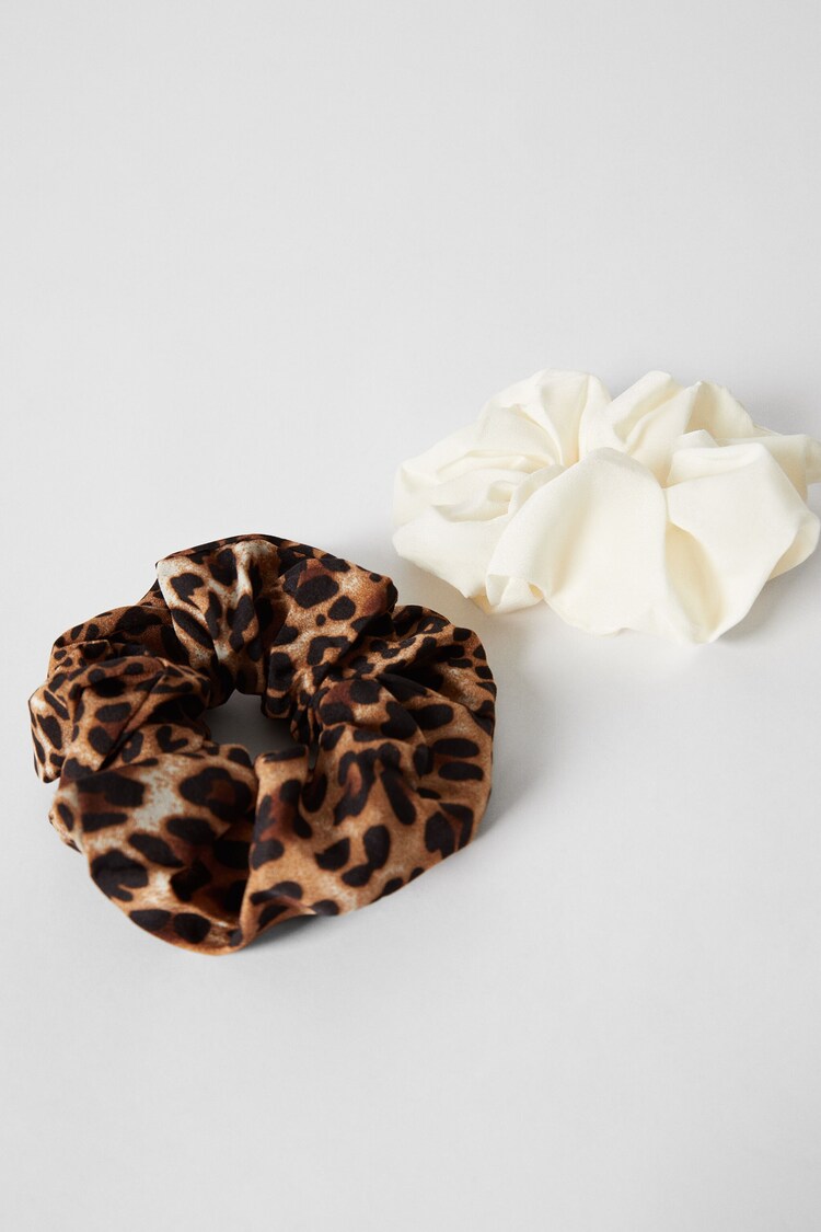 2-pack scrunchies med leopardmönster