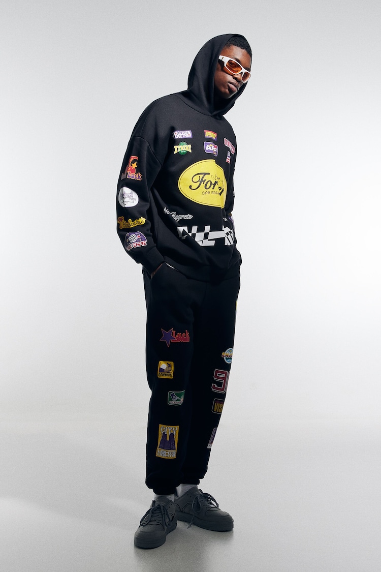 Komplet hlač in puloverja z dirkaškim logotipom