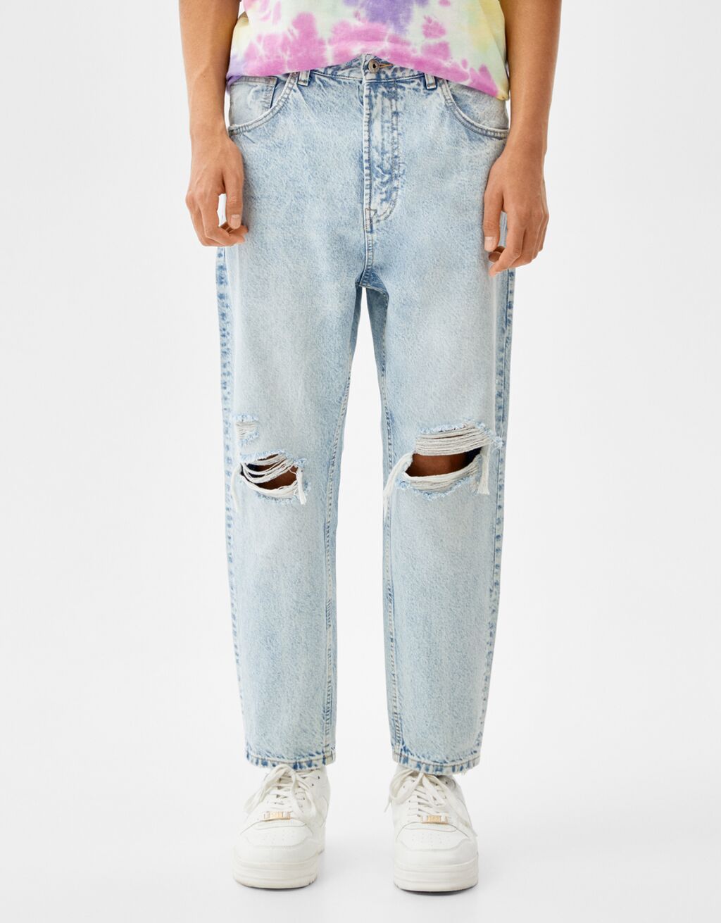 ג'ינס עם קרעים בגזרה רפויה