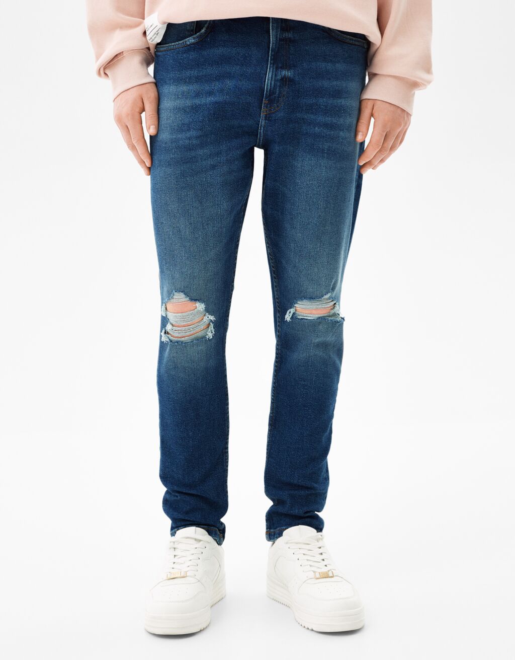 ג'ינס בגזרת Carrot fit עם קרעים