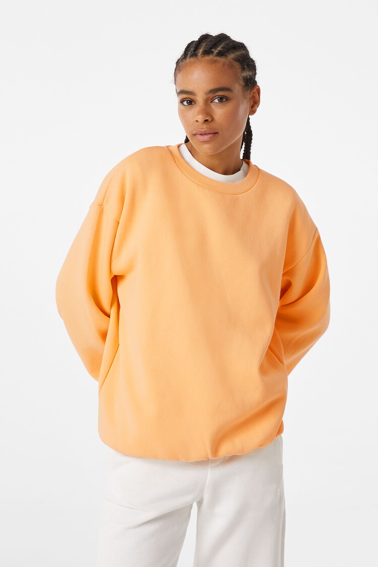 Ohlapen pulover z okroglim izrezom