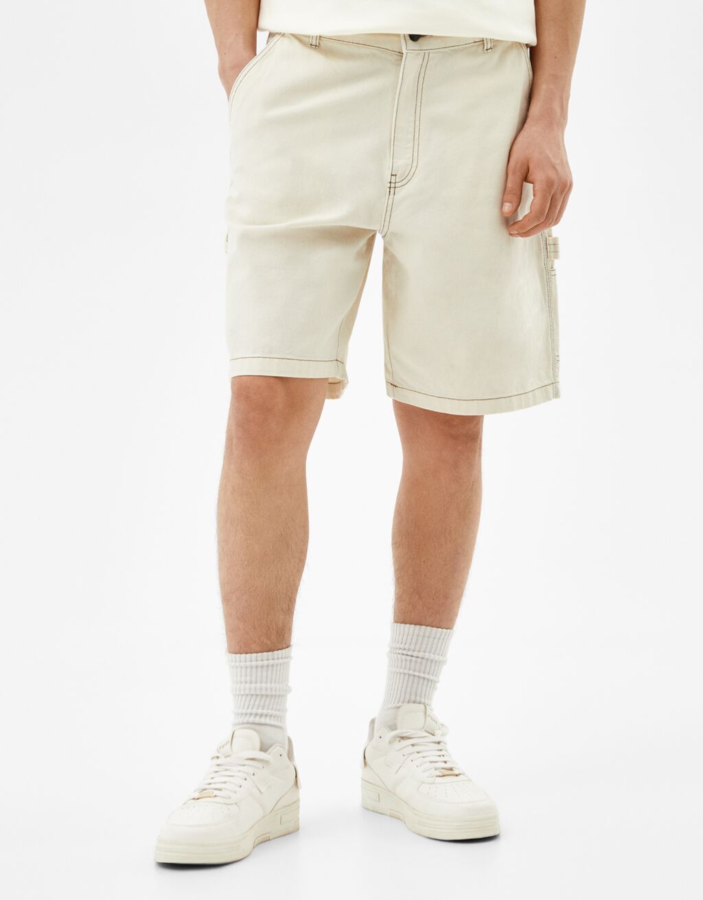 Pantallona të shkurtra stil zdrukthëtari me tegela me kontrast