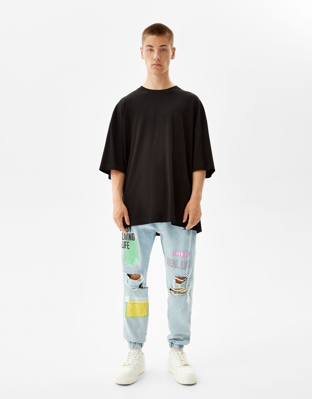 מכנסי טרנינג ג'ינס מודפסים עם קרעים
