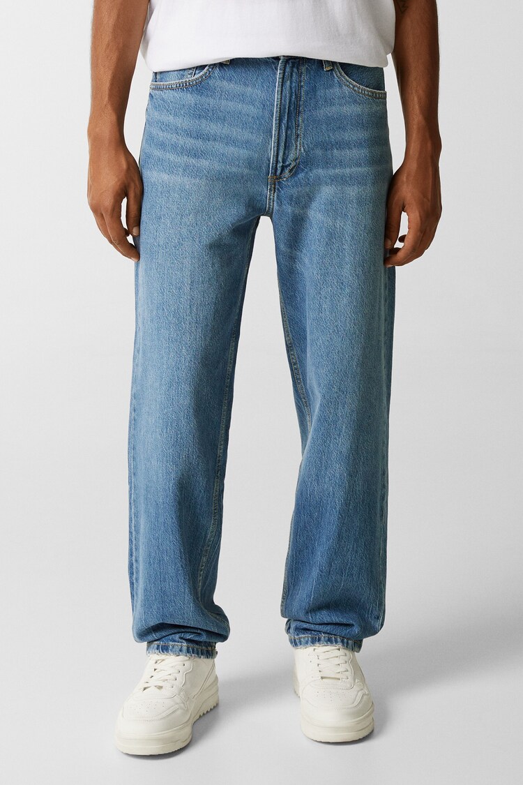 Kavbojke v stilu 90-ih s širokimi hlačnicami