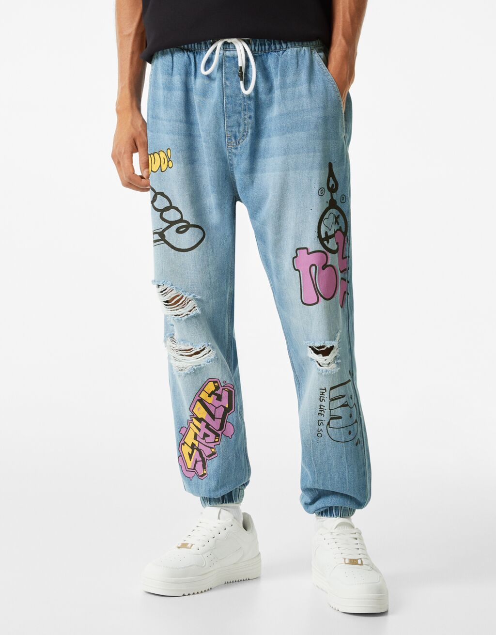Jeans jogger com estampado e rasgões