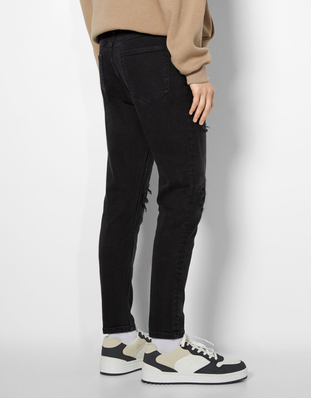 Ripped carrot fit jeans - Man | Bershka