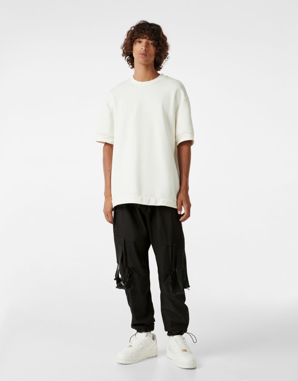 Cotton trousers with straps and pockets