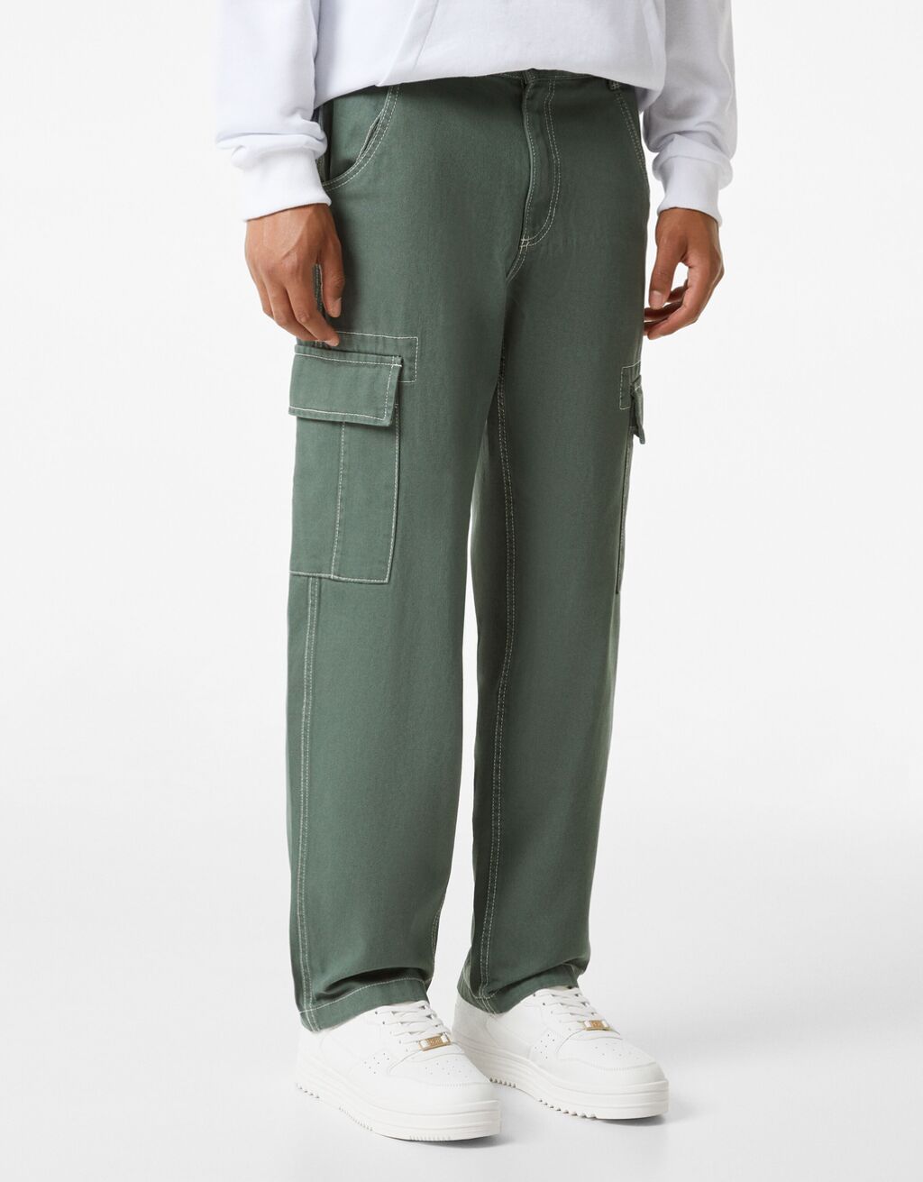 Vojenské nohavice so širokými nohavicami s kontrastným štepovaním