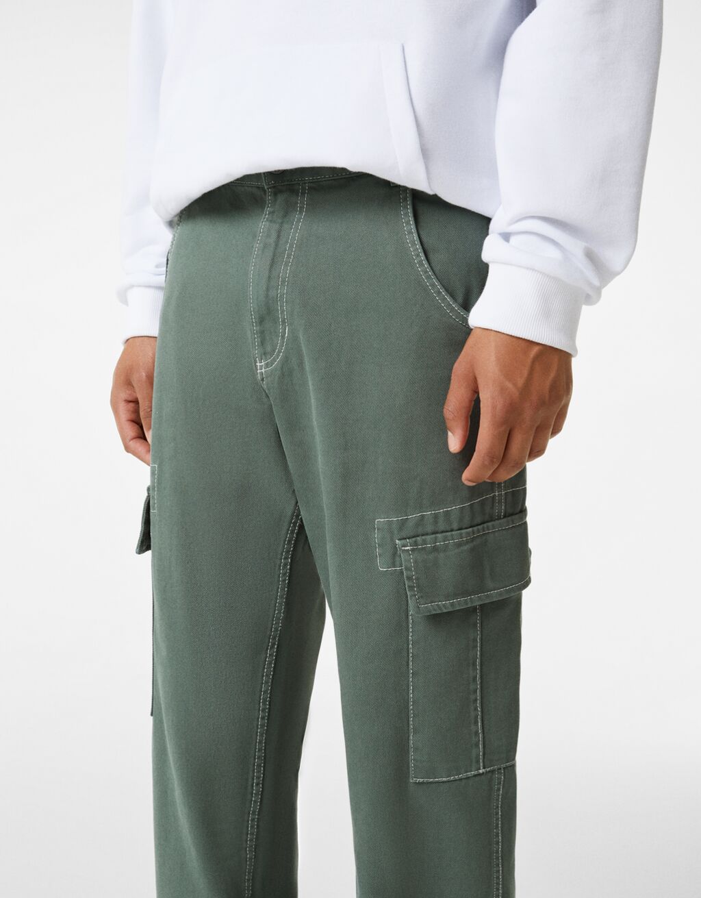 WideLegCargohose mit farblich abgesetztem Garn Herren Bershka