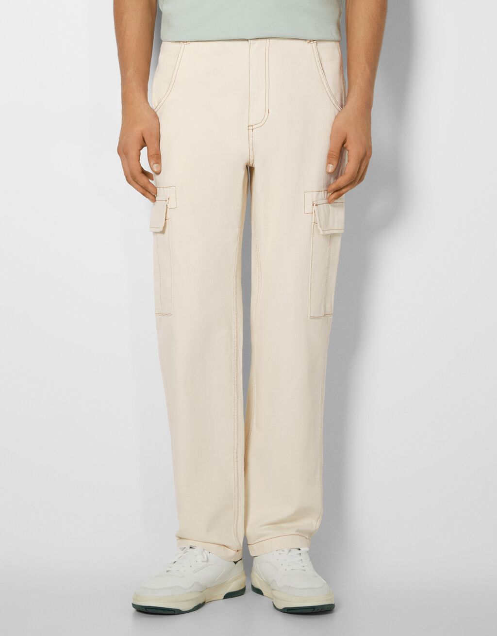 Wide-leg cargo pants with contrasting stitching