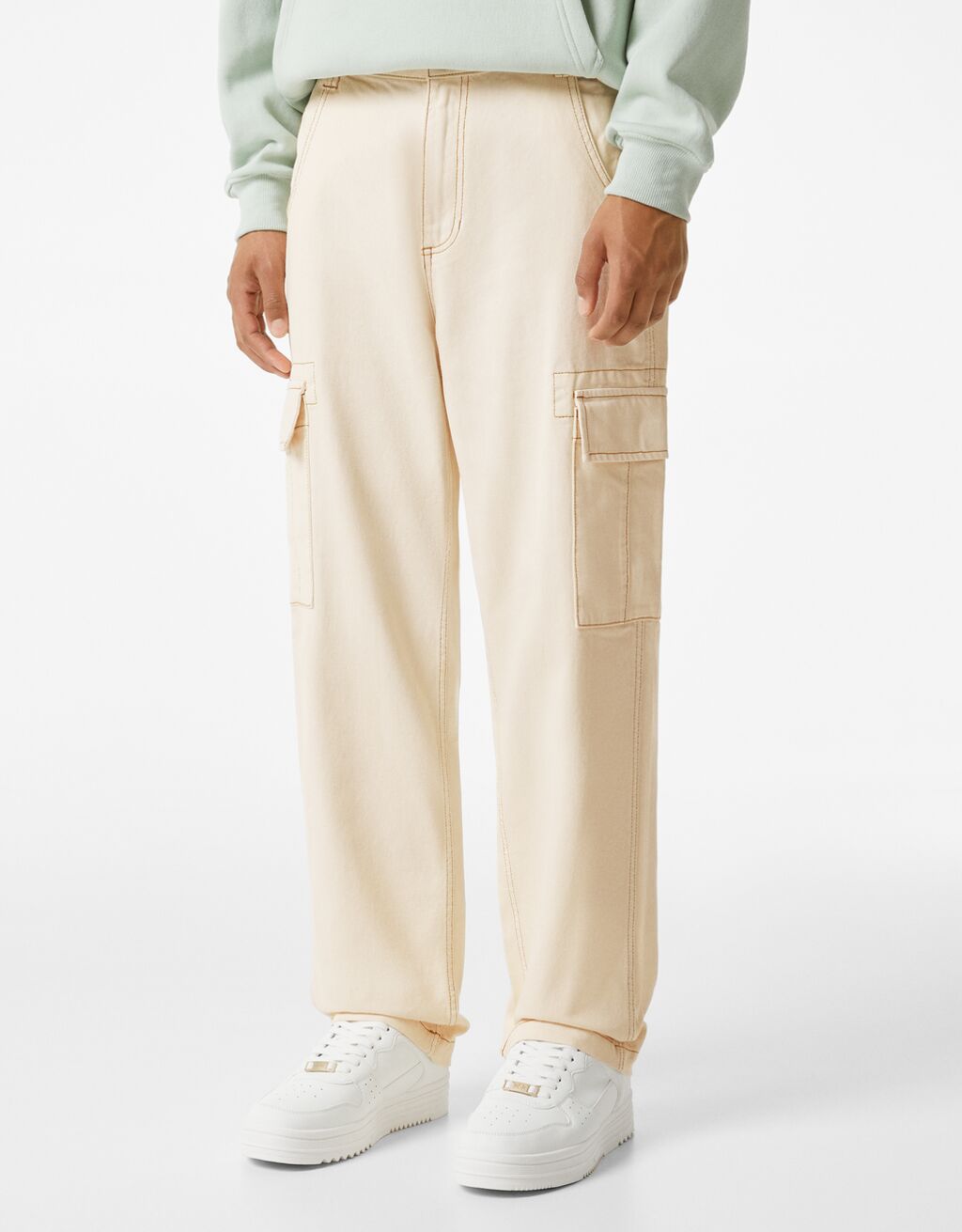 Pantaloni cargo largi cu tighele contrastante