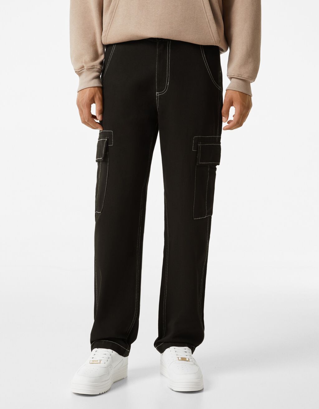 Kalhoty cargo s širokými nohavicemi a kontrastním prošitím